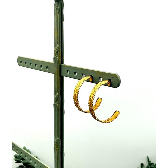 Elegant Gold-Tone Leaf Pattern Hoop Earrings - Picture 5 of 5